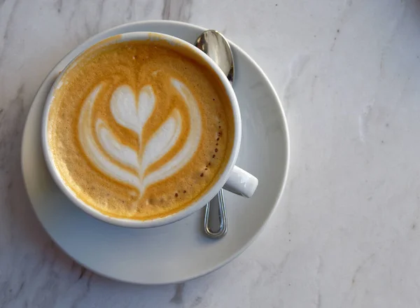 Kopi Cappuccino Italia Panas Pada Latar Belakang Meja Marmer Ruang — Stok Foto