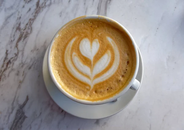 ホットイタリアのカプチーノコーヒー大理石のテーブルの背景 トップビュー — ストック写真