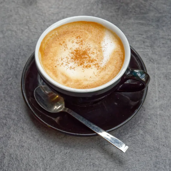 Taza Capuchino Negro Italiano Caliente Sobre Fondo Mesa Gris — Foto de Stock