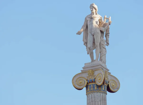 Apollo Staty Med Ansiktet Upplyst Solstrålar Blå Himmel Bakgrund Utrymme — Stockfoto