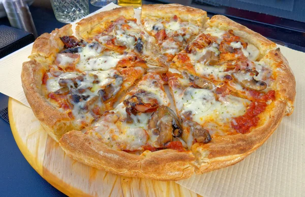 Leckere Pizza Von Oben Aus Nächster Nähe — Stockfoto