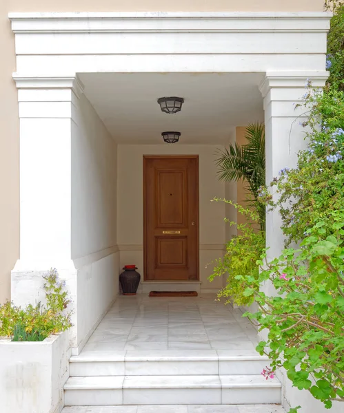 Élégante Entrée Maison Contemporaine Avec Porte Bois Massif Athènes Grèce Image En Vente