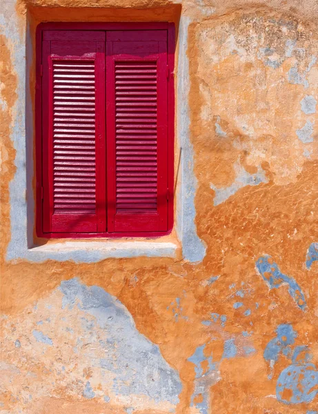 Ventana Roja Vibrante Los Obturadores Pared Resistida Atenas Grecia — Foto de Stock