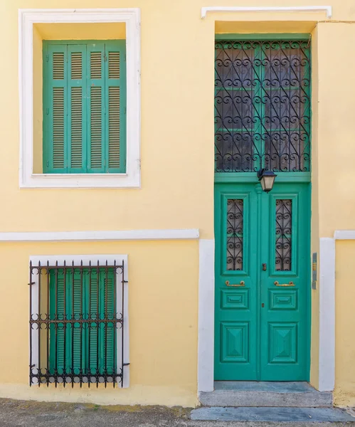 Athen Griechenland Vintage Hausfassade Mit Grüner Tür Und Fenstern Ockerfarbener — Stockfoto