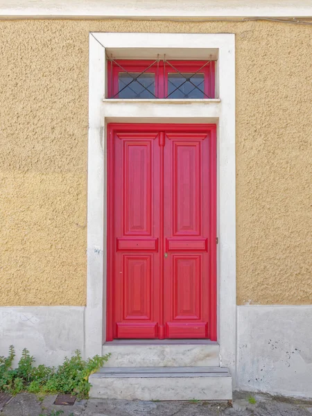 Entrée Maison Vintage Peint Porte Bois Rouge Avec Cadre Blanc — Photo