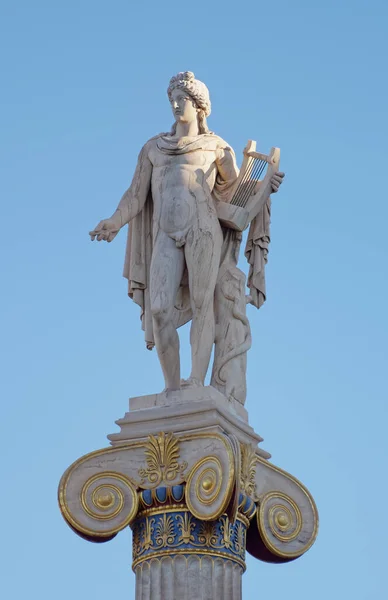 Posąg Apolla Twarzą Oświetloną Promieniami Słońca Tle Błękitnego Nieba — Zdjęcie stockowe