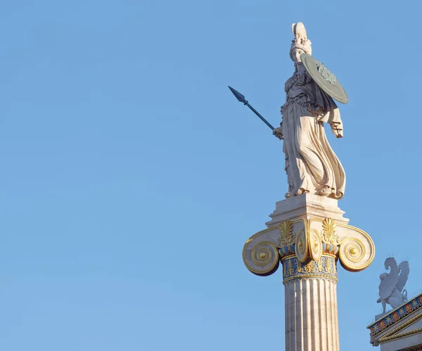 Athena Piccola Statua Della Sfinge Sotto Sfondo Del Cielo Blu — Foto Stock