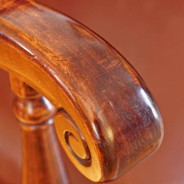 Silla Madera Vintage Espiral Forma Brazo Cerca Sobre Fondo Marrón — Foto de Stock