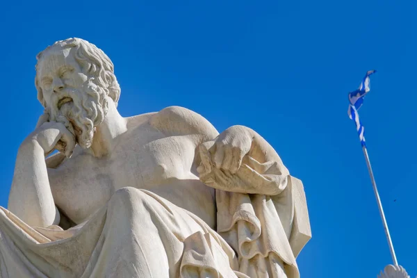 自然のままの青空の下で古代の哲学者やギリシャの旗をソクラテス アテネギリシャ — ストック写真