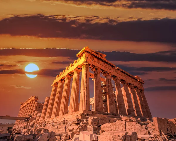 Partenón Antigua Fachada Del Templo Bajo Cielo Ardiente Dramático Atenas —  Fotos de Stock