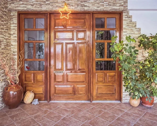 Natal Decorado Frente Casa Com Madeira Natural Porta Entrada Vidro — Fotografia de Stock