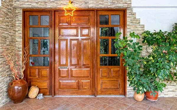 Kerst Ingericht Huis Voorkant Met Natuurlijk Hout Glas Ingang Deur — Stockfoto