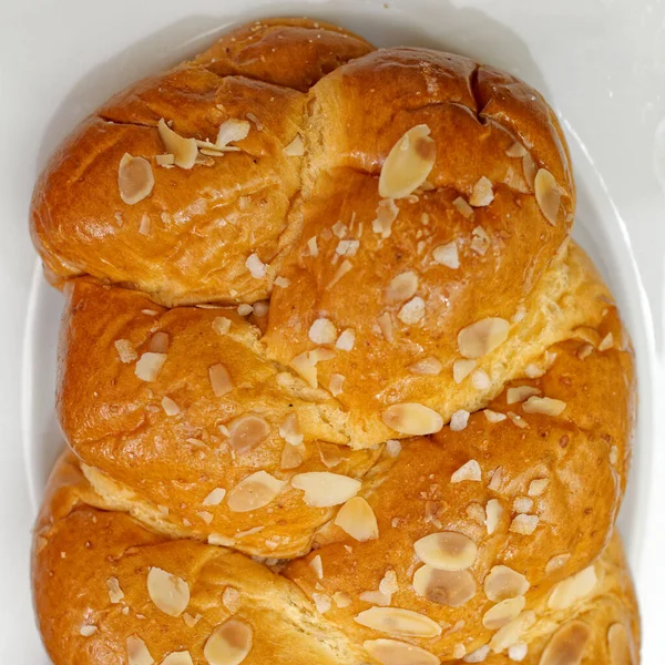 Tsoureki Tradicional Griego Navidad Pascua Pan Dulce Plato Blanco Sobre —  Fotos de Stock