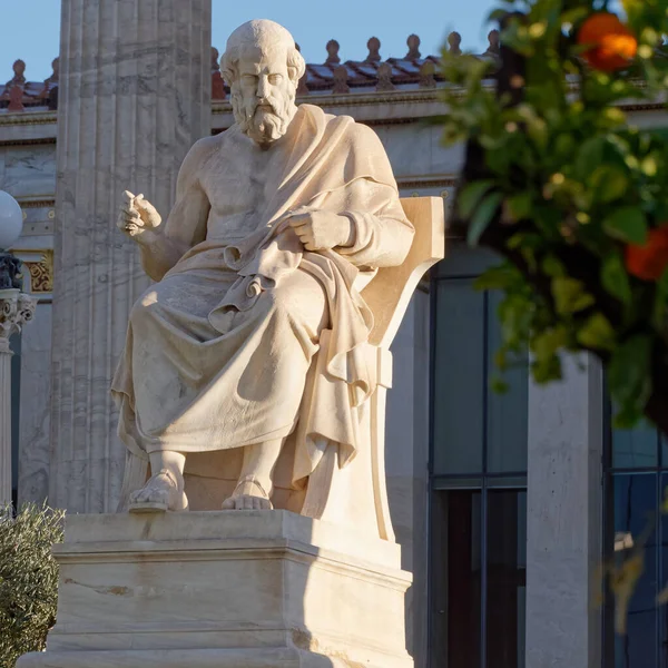 プラトン国立アカデミー新古典主義建築の前に古代ギリシャの哲学者 アテネギリシャ — ストック写真