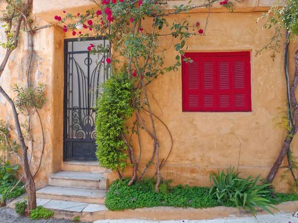 Colorido Frente Casa Con Puerta Negra Ventana Roja Atenas Grecia — Foto de Stock