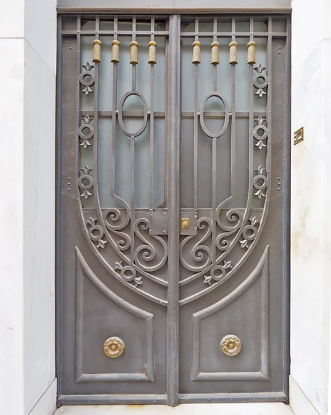 Alte Haustür geschmiedet — Stockfoto