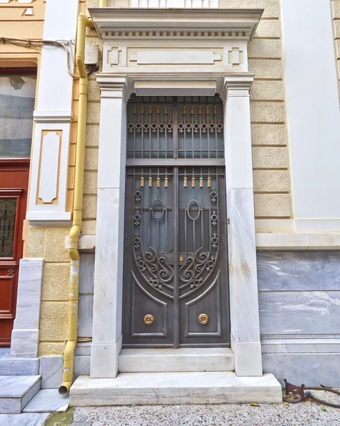 Винтажная дверь дома — стоковое фото
