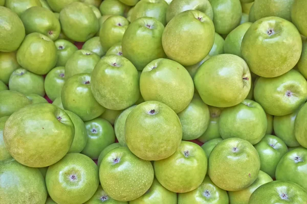 Maçãs verdes frescas para venda — Fotografia de Stock