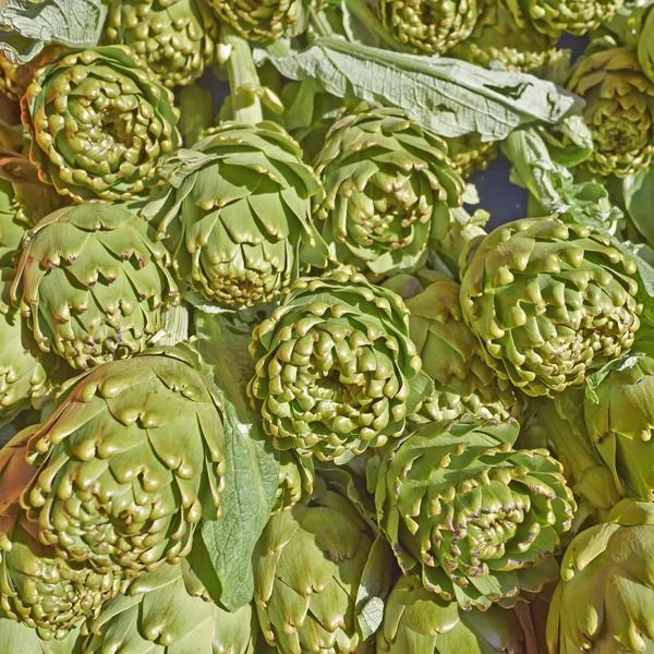 Fresh artichokes for sale — Stock Photo, Image