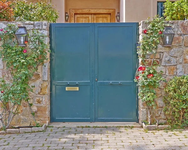 Huis groene deur, Athene voorsteden, Griekenland — Stockfoto