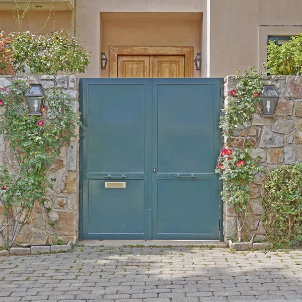 Moderna hus grön dörr, Aten, Grekland — Stockfoto