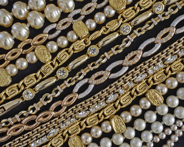 Variedade de jóias preciosas closeup — Fotografia de Stock