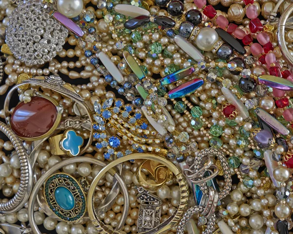 Closeup lesklé šperky, drahé pozadí — Stock fotografie