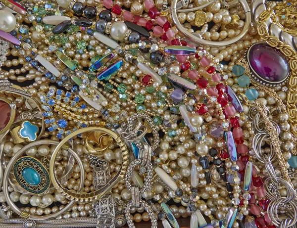 Glänsande smycken närbild, dyrbara bakgrund — Stockfoto