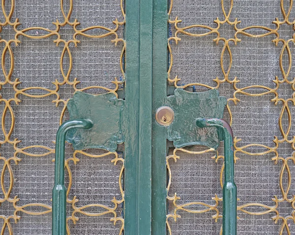 Puxadores de porta metálicos velhos e detalhe da grade — Fotografia de Stock