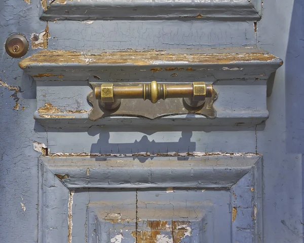 Puerta vieja desgastada y detalle mango de bronce —  Fotos de Stock