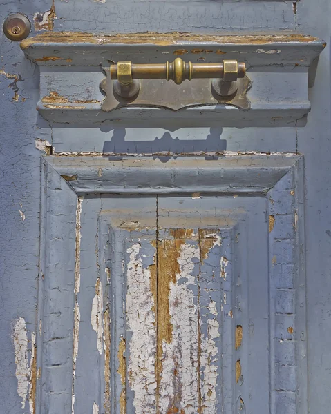 Porta desgastada velha e bronze detalhe punho — Fotografia de Stock