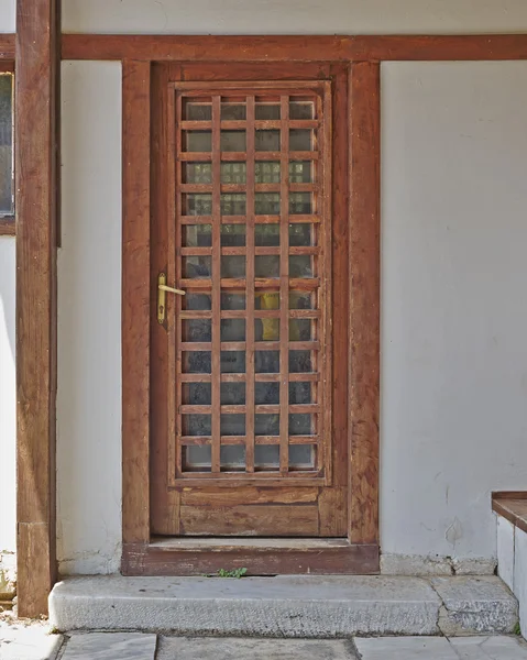 Вход с деревянной дверью, Афины, Греция — стоковое фото