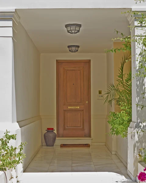 Entrada de la casa con puerta de madera maciza, Atenas Grecia — Foto de Stock