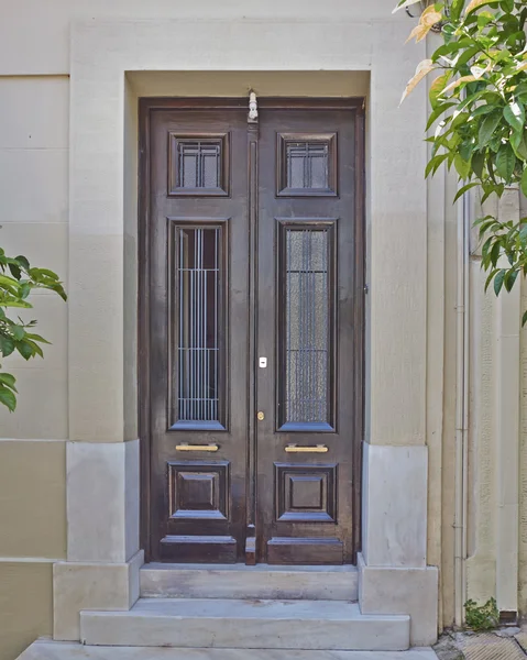 Entrada da casa com porta de madeira maciça — Fotografia de Stock