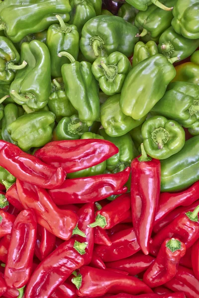 Red and green bell peppers — Stock Photo, Image