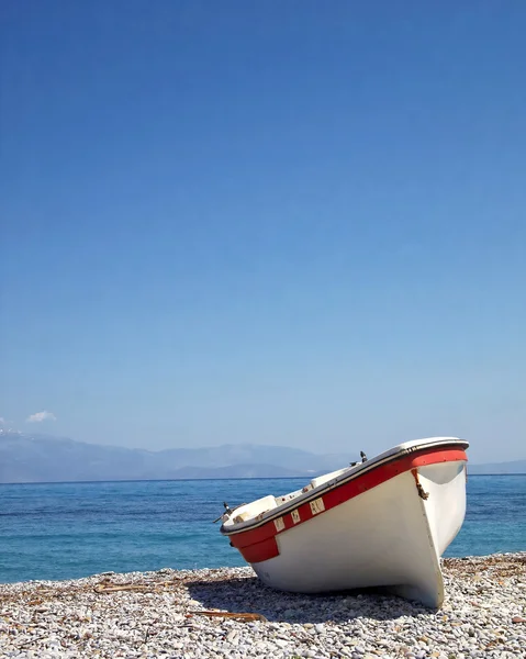Греция, маленькая лодка на пляже — стоковое фото