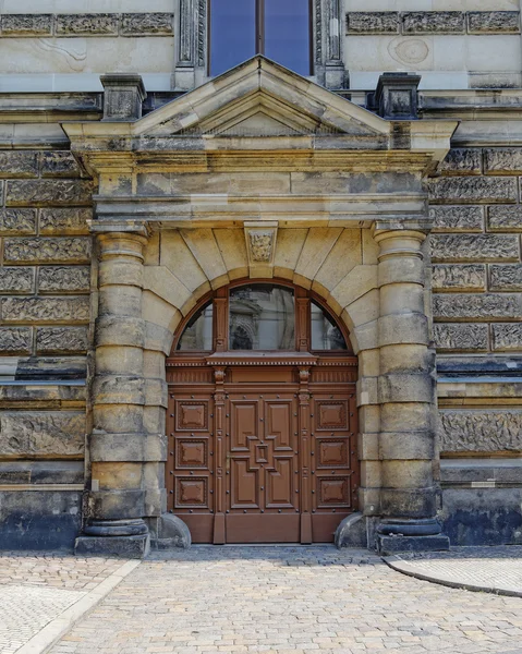 Alte hölzerne Tür, dresden, deutschland — Stockfoto