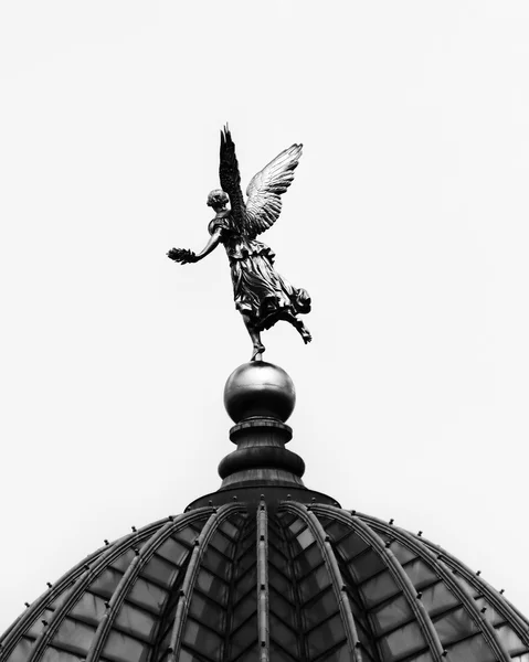 Angel sur le dôme de l'Académie des arts de Dresde, Allemagne — Photo