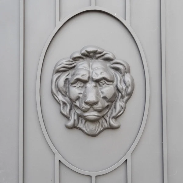 ライオン ヘッドのドアの装飾 — ストック写真