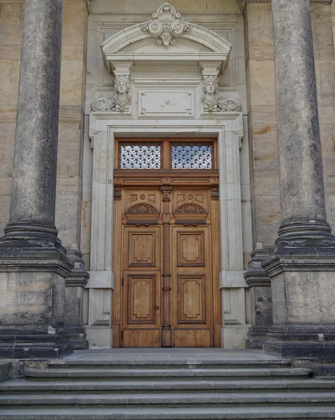 Trädörr, Dresden, Sachsen Tyskland — Stockfoto