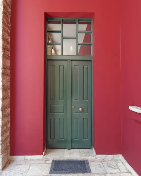 Porta verde, parede vermelha — Fotografia de Stock