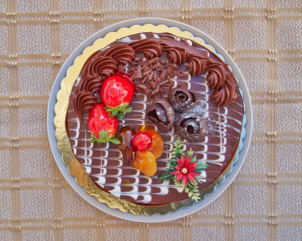 Pastel de chocolate con fresas y frutas — Foto de Stock
