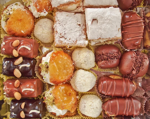 Varietà di pasticcini in stile francese — Foto Stock