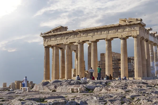 Athener Akropolis, Parthenon alter griechischer Tempel unter bewölktem Himmel — Stockfoto