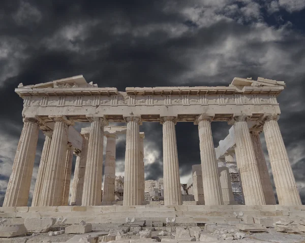Atheense Akropolis, het Parthenon oude Griekse tempel onder bewolkte hemel — Stockfoto