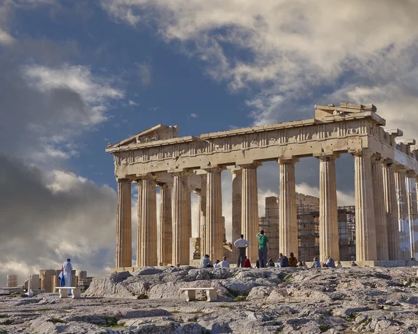 Turistas frente al Partenón, Acrópolis ateniense, Grecia — Foto de Stock