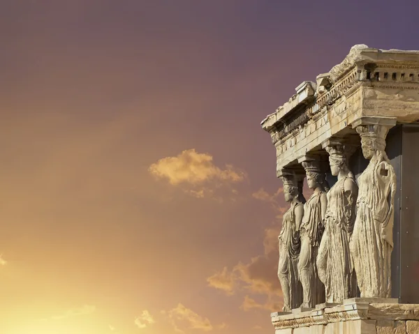 Cariátides bajo un cielo de hadas, en la Acrópolis de Atenas, Grecia — Foto de Stock