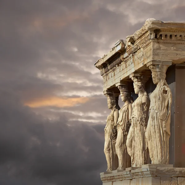 Cariátides bajo un cielo de hadas, en la Acrópolis de Atenas, Grecia — Foto de Stock