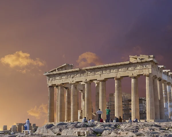 Touristes devant le Parthénon sous le ciel des fées, Acropole d'Athènes Grèce Images De Stock Libres De Droits