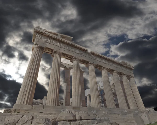 Acropole d'Athènes Grèce, temple antique du Parthénon sous un ciel nuageux Photo De Stock